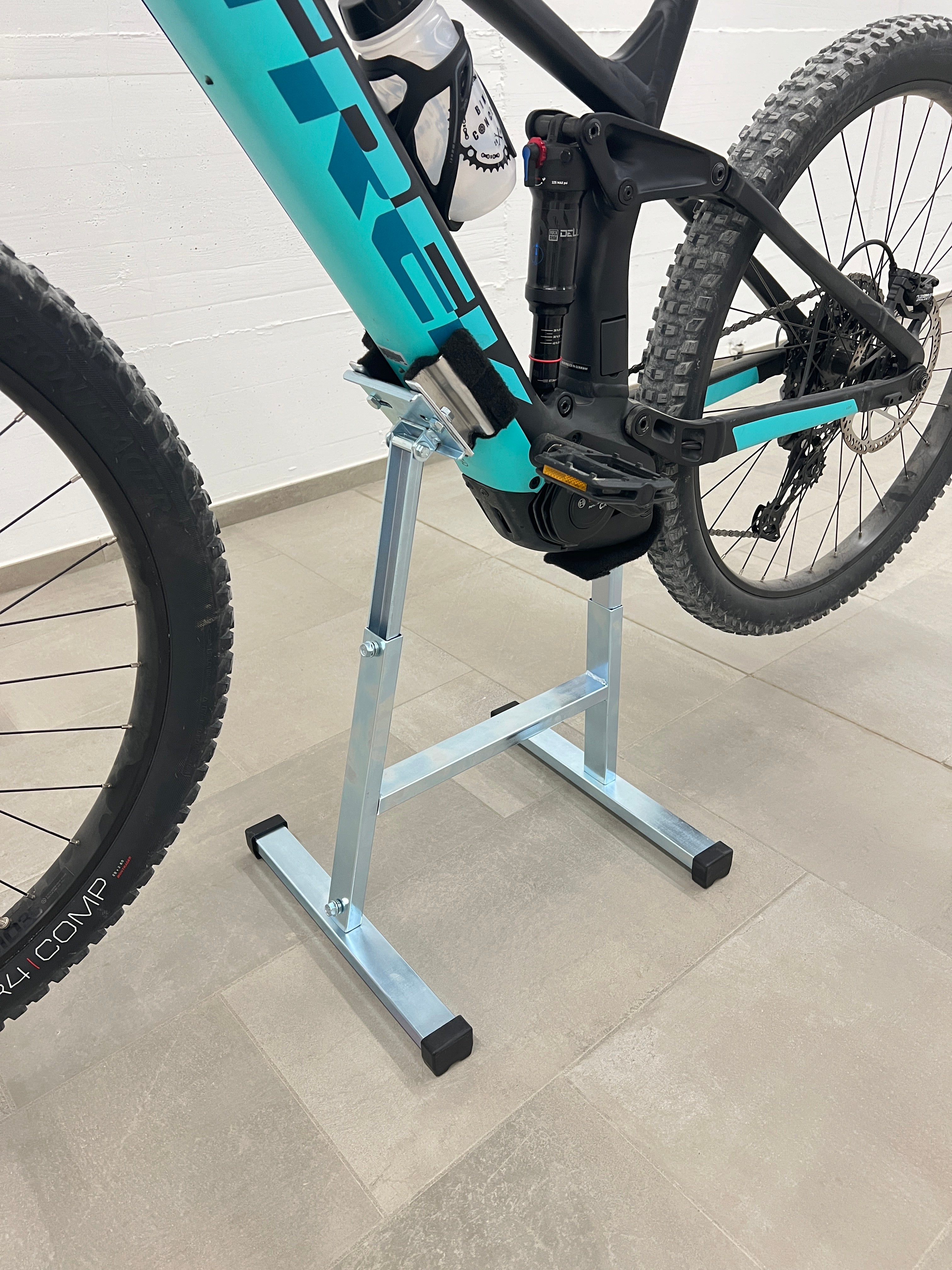 Soporte Para Bicicleta De Patada Ajustable En Aleación De Aluminio - Fuerte Y Estable Para Bicis De 24 A 29 Pulgadas (Montaña, Eléctrica, Carretera)
