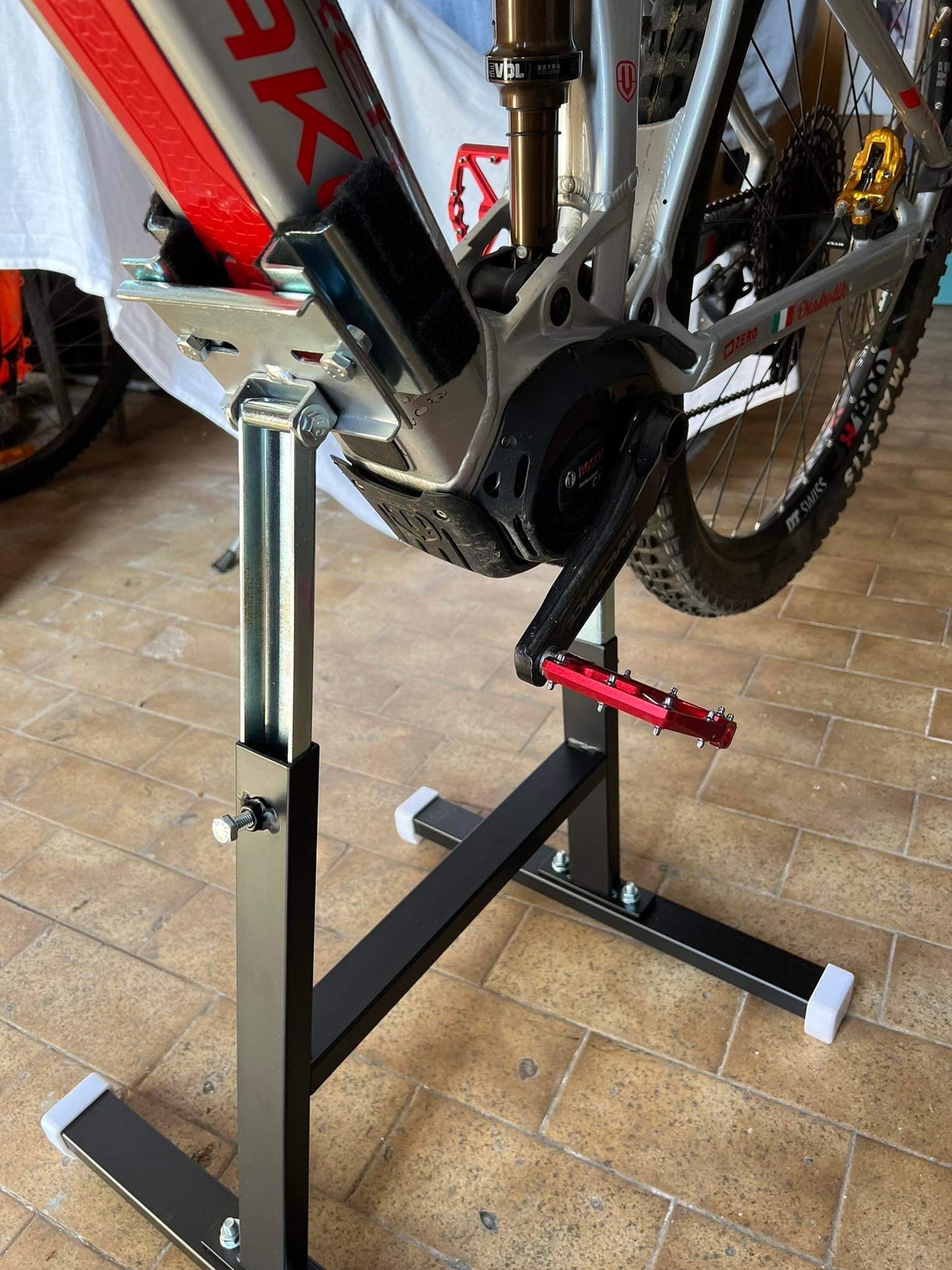 Cavalletto Centrale per Manutenzione E-Bike Verniciato